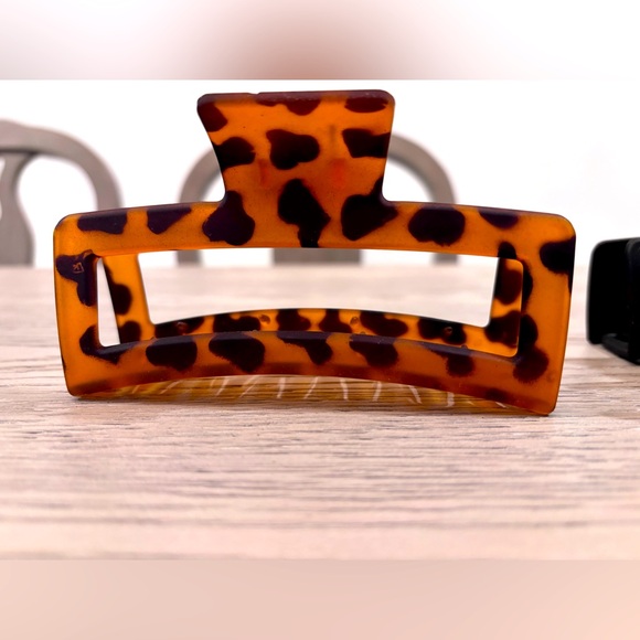 Large & Medium Sized Claw Clips In Various Colors - Picture 4 of 6